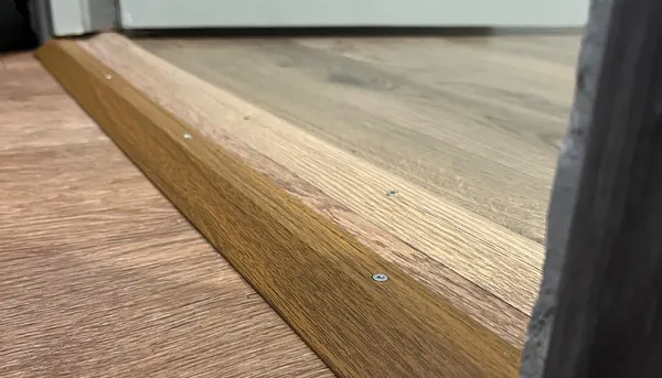 Порог разноуровневый ПР 03.1800.082 Дуб светлый