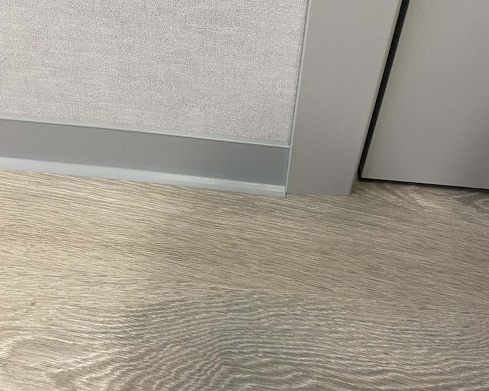 Плинтус ХДФ Dollken S100 100 мм х 2,575м 1202 Светло-серый