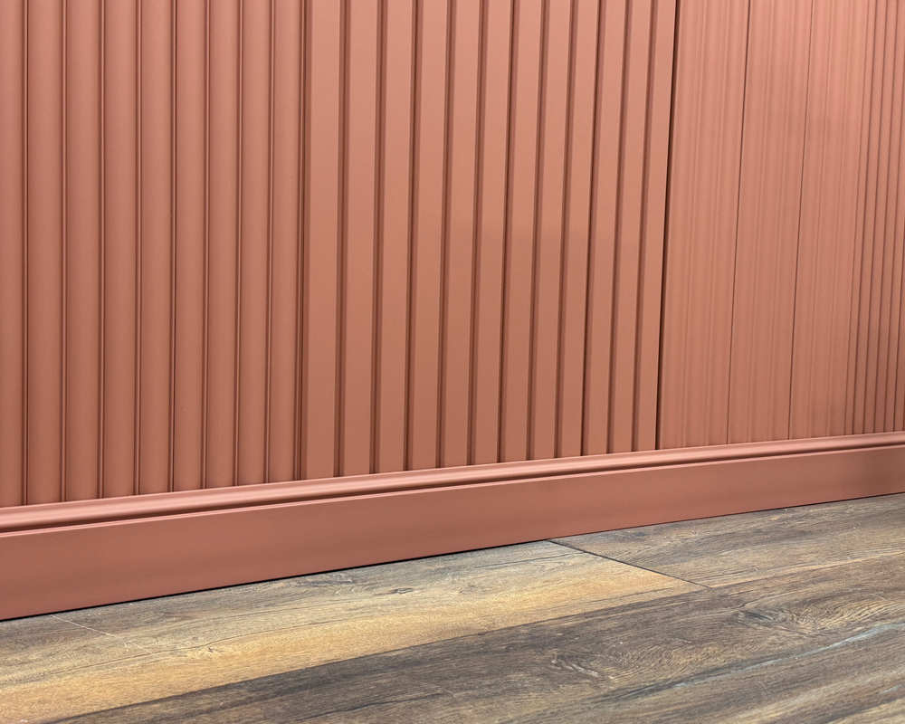 Плинтус ПОЛИСТИРОЛ HI WOOD B97 97мм х 15мм х 2,0м. Окраска включена в стоимость