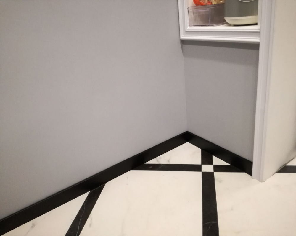 Плинтус ХДФ Dollken Cubu Flex Life 80мм х 2,5 м 0110 Черный